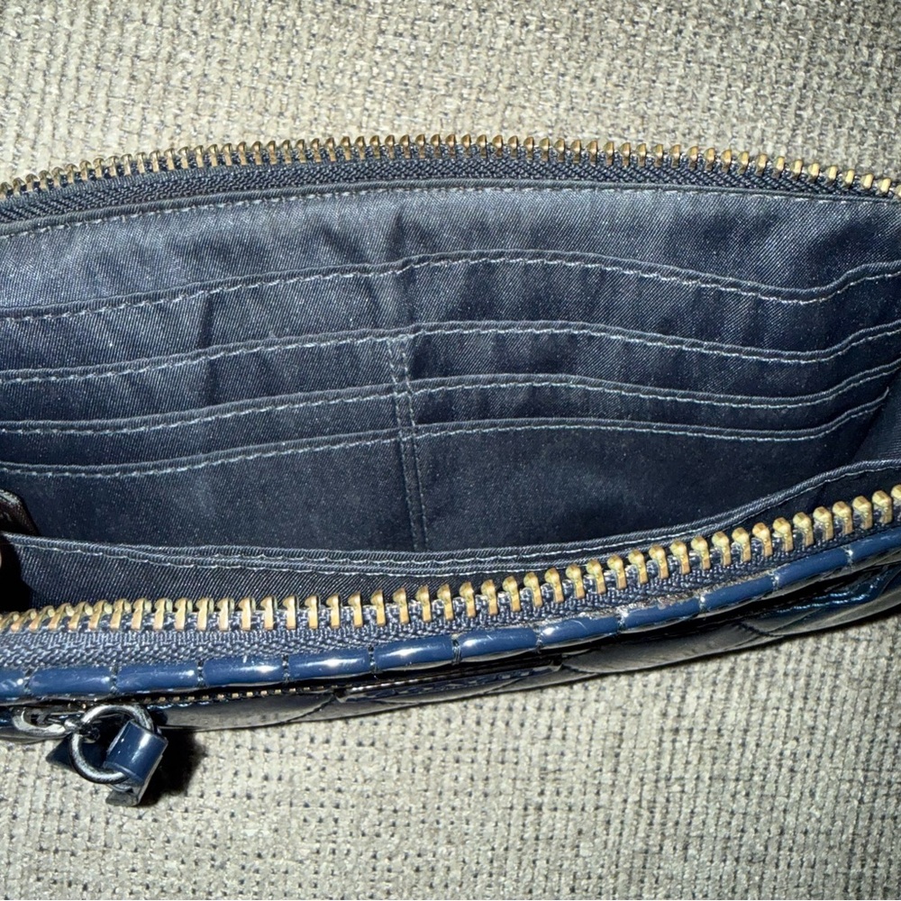 COACH Signature tan and navy blue medium tote with patent leather navy wristlet - Picture 13 of 16